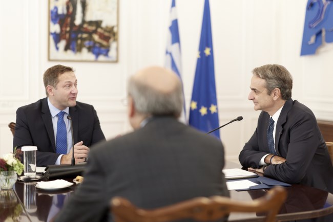 Συνάντηση Μητσοτάκη με τον Ευρωπαίο Επίτροπο Γεωργίας στο Μαξίμου για τον ΟΠΕΚΕΠΕ