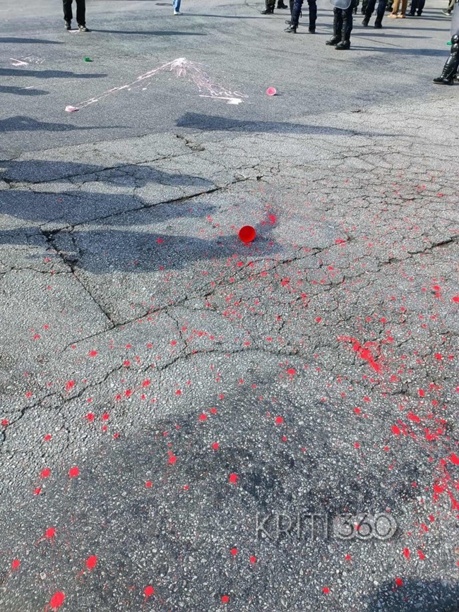 Ένταση στη Σούδα: Πέταξαν μπογιές στα λεωφορεία με τους Ισραηλινούς τουρίστες του "Crown Iris" [βίντεο]