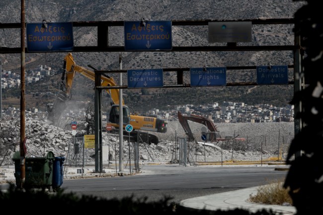 Τέλος εποχής στο Ελληνικό: Κατεδαφίστηκαν τα κτίρια "Αφίξεων" και "Αναχωρήσεων"  [Εικόνες]