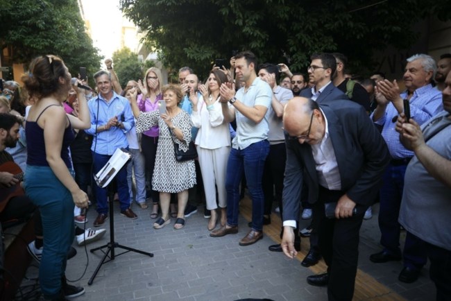 Ο Κασσελάκης στον Πειραιά: Το τραγούδι για τις γυναικοκτονίες από τους μουσικούς του δρόμου και η συναυλία των Οnirama