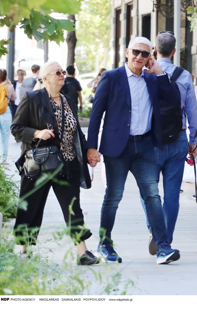 Παναγιώτης Γιαννάκης: Η σπάνια δημόσια εμφάνιση με τη σύζυγό του Ευγενία - Αγαπημένοι και πιασμένοι χέρι - χέρι στο κέντρο