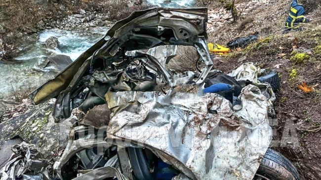 Ευρυτανία: Άμορφη μάζα το ΙΧ που έπεσε σε χαράδρα 300 μέτρων - Νεκρός ο 59χρονος οδηγός