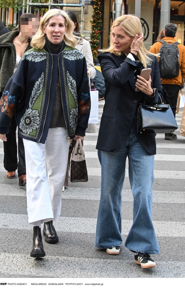 H Μαρί Σαντάλ με φίλη της σε εξόρμηση στη Βουκουρεστίου - Με τζιν και πανάκριβη τσάντα