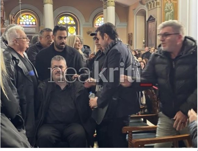 Μανώλης Λιδάκης: Συγκλονισμένα τα αδέρφια του - Πλήθος καλλιτεχνών στο τελευταίο αντίο στον σπουδαίο ερμηνευτή