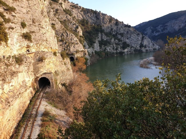 Ενα μοναδικό ταξίδι μέσα στην Ελλάδα: Για περπάτημα δίπλα στο ποτάμι, σε μια από τις ομορφότερες πεζοδρομικές διαδρομές
