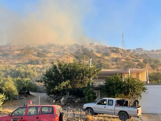 Ιεράπετρα: Σε πολλές διάσπαρτες εστίες η μάχη με τη φωτιά - 9 μποφόρ στην περιοχή - Εχουν απομακρυνθεί 5.000 άτομα