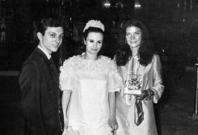 Σπάνιες φωτό: Η Τζένη Καρέζη, κούκλα και κομψή, κουμπάρα στον γάμο της Κατερίνας Γώγου το 1967