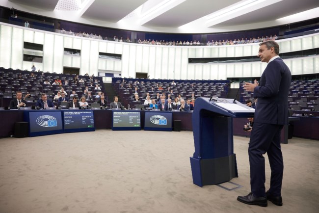 Μητσοτάκης σε άδεια αίθουσα