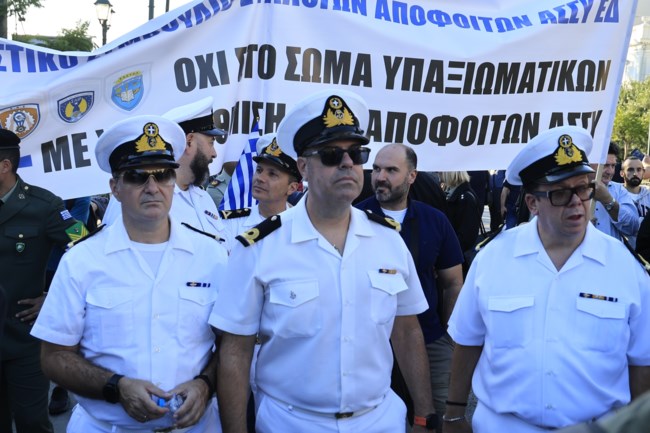 Διαμαρτυρία των ενστόλων έξω από τη Βουλή για το πολυνομοσχέδιο του υπουργείου Άμυνας [εικόνες - βίντεο]