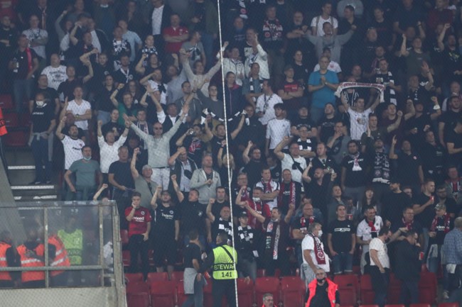 "Καραϊσκάκη": Σοβαρά επεισόδια μεταξύ οπαδών του Ολυμπιακού και της Άιντραχτ έξω από το γήπεδο