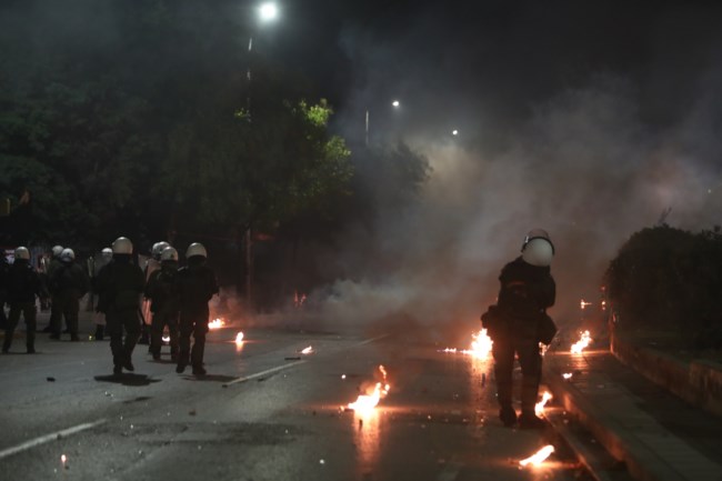 Πολυτεχνείο: Σοβαρά επεισόδια μετά τις πορείες σε Θεσσαλονίκη και Πάτρα - Μολότοφ και χημικά [Εικόνες - Βίντεο]