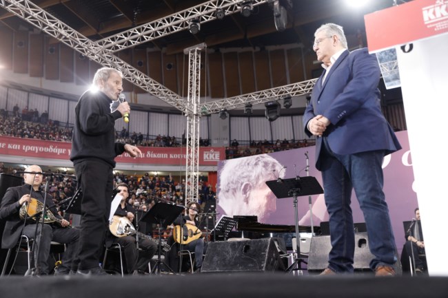 Κουτσούμπας στη συναυλία στο ΣΕΦ για τον Ξαρχάκο: Τα τραγούδια του έχουν αίμα και καρδιά - "Καίγεται όταν δημιουργεί"