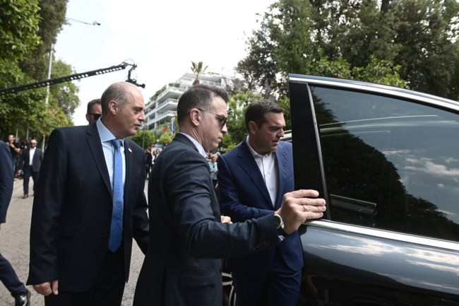 Τσίπρας στο Προεδρικό με το αυτοκίνητο