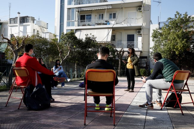 Άνοιγμα Λυκείων: Καρέκλες έξω και μάθημα στο... προαύλιο για μαθητές στο Ιλιον [εικόνες]