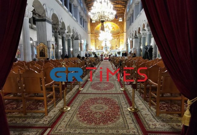 Θεσσαλονίκη: Με μάσκες, αντισηπτικά και αποστάσεις η χριστουγεννιάτικη Θεία Λειτουργία [εικόνες]
