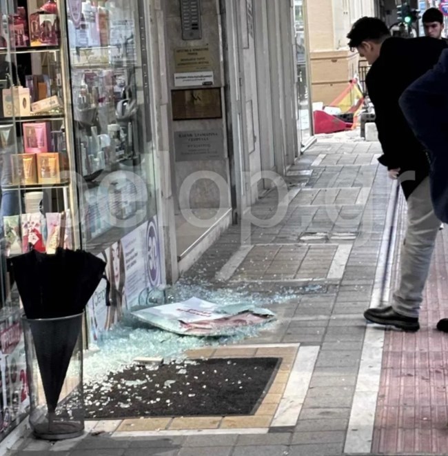 Βίντεο από την ανεμοθύελλα στην Πάτρα: Πτώσεις μεγάλων δέντρων, ζημιές σε αυτοκίνητα, σήκωσε καρέκλες