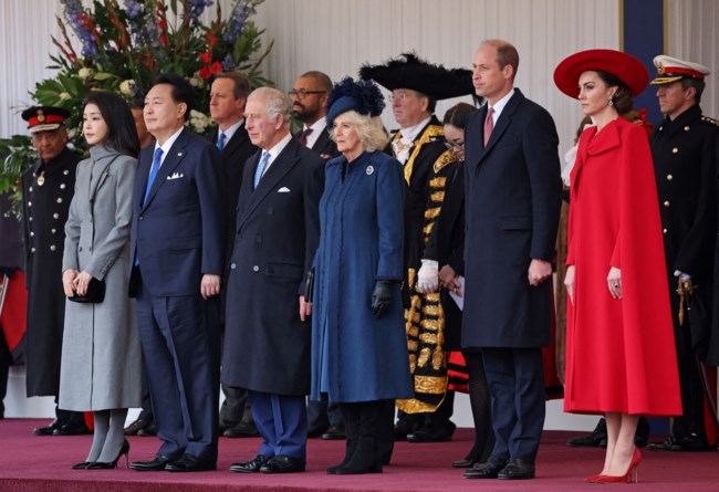 State visit στο Λονδίνο: Το μίνι της Κέιτ που αποκάλυψε τα πόδια της και η "κουκλίστικη" πρώτη κυρία που την επισκίασε