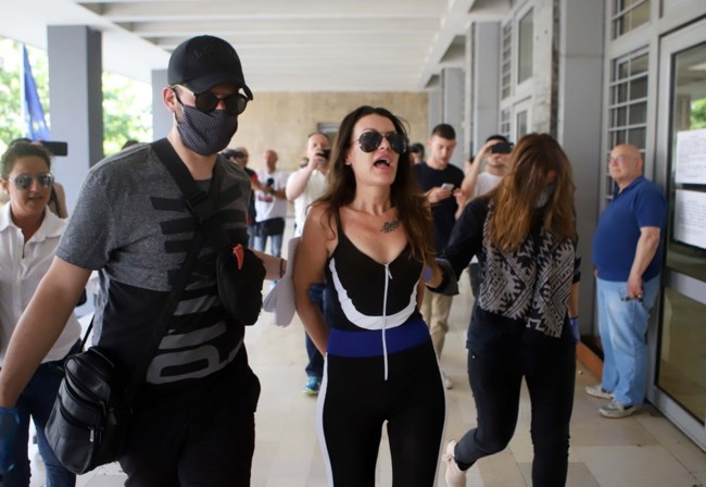 Χαμός με τη Θεσσαλονικιά "παρουσιάστρια": Πήγε στο σχολείο του γιου της χωρίς μάσκα [Βίντεο]