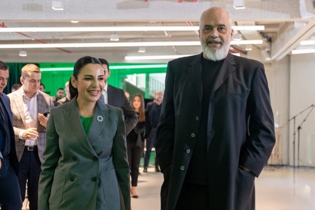 Αλβανία: Νέο σκάνδαλο διαφθοράς - Ποια είναι η εντυπωσιακή Μπελίντα Μπαλούκου που παύθηκε από αναπληρώτρια πρωθυπουργός