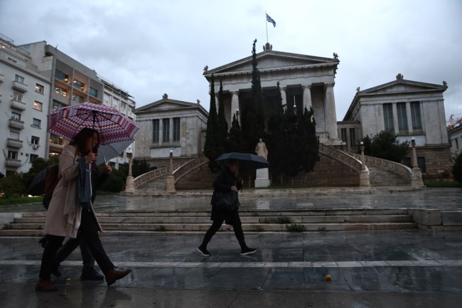 Κακοκαιρία Byron: Πού είναι κλειστά σχολεία-πανεπιστήμια, τι ισχύει για τηλεργασία και delivery, κανονικά τα ταξί