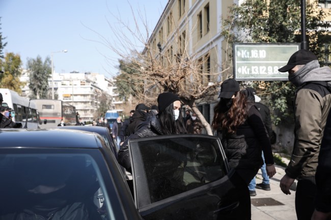 Δολοφονία στην Κυψέλη: Αποδοκιμασίες κατά της μητέρας του 7χρονου και του συντρόφου της στα δικαστήρια [εικόνες]