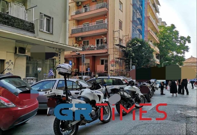Συναγερμός στη Θεσσαλονίκη: Αυτός είναι ο 50χρονος που ταμπουρώθηκε στο σπίτι του αφού κυνήγησε με μαχαίρι 17χρονο