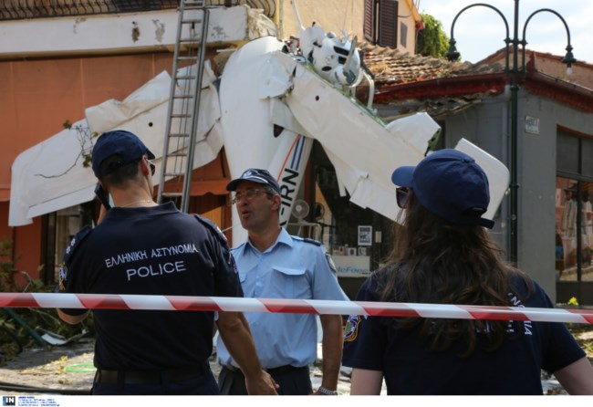 Πτώση αεροπλάνου πάνω σε σπίτι στην Πρώτη Σερρών - Απίστευτες εικόνες