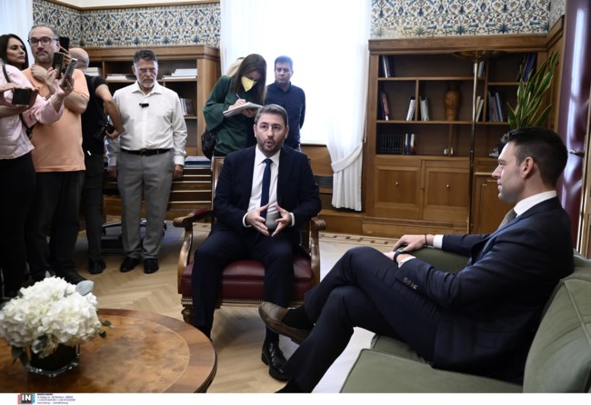 Συνάντηση Κασσελάκη - Ανδρουλάκη: "Γεια σου, Νίκο, πάλι σε καναπέ κάθομαι" - "Συγχαρητήρια για την εκλογή σου"