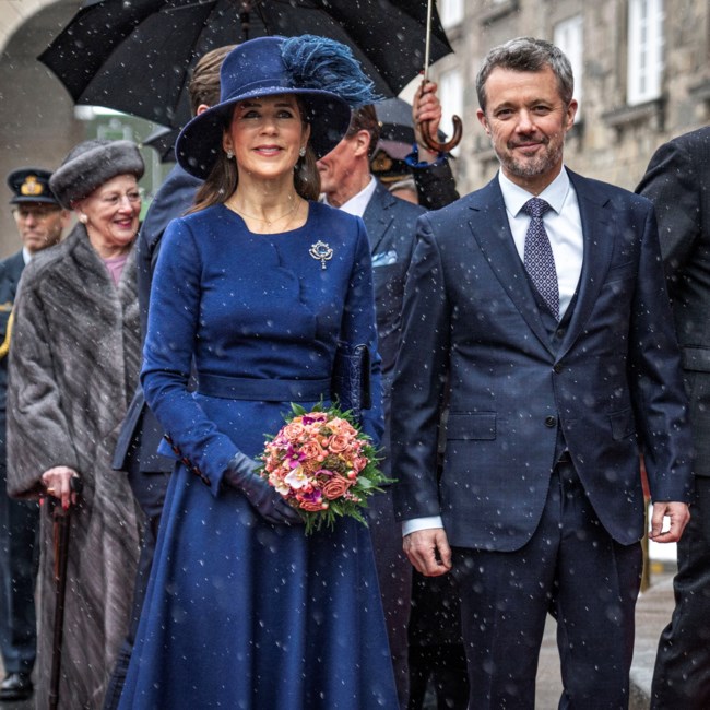 Navy blue queen η Μαίρη της Δανίας: Η εμφάνιση που απογείωσε με Valentino μπότες και καουμπόικο καπέλο