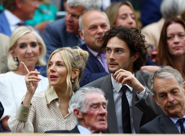 Σιένα Μίλερ: Στο Wimbledon με το πιο κομψό πουά deux pieces Prada και απίθανο hairlook