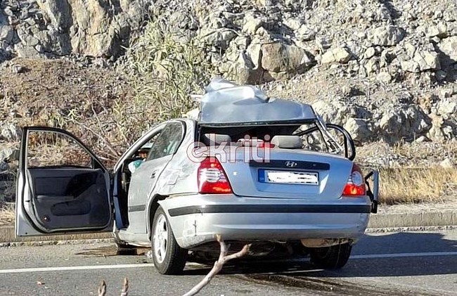 Σοκαριστικό τροχαίο στον ΒΟΑΚ: Νεκρή μία 52χρονη - ΙΧ συγκρούστηκε με φορτηγάκι [εικόνες]