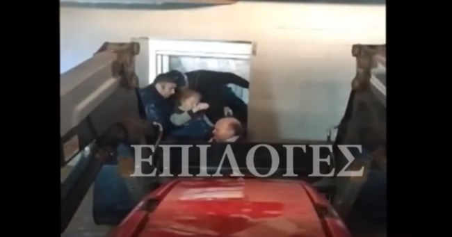 Απίστευτες εικόνες από τις πλημμύρες στις Σέρρες: Με τα χέρια και με τρακτέρ απεγκλωβίζουν κατοίκους [βίντεο - εικόνες]