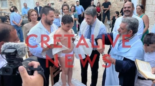 Νονός στην Κρήτη ο Νίκος Ανδρουλάκης:  Βάφτισε τον ανιψιό αγαπημένου του φίλου [Εικόνες]