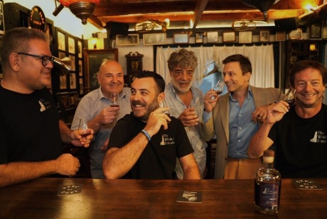 Ελληνικό single malt ουίσκι με κριθάρι Μακεδονίας και νερό από τον Ταΰγετο: Η ιστορία μιας παρέας φίλων από την Πάτρα