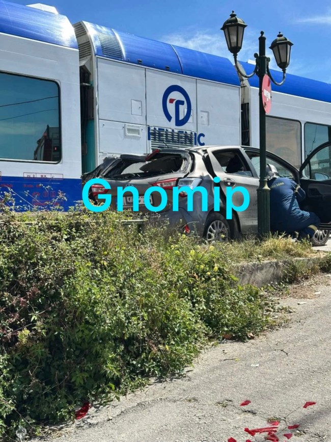 Πάτρα: Σύγκρουση ΙΧ με τρένο στην Ανθείας - Στο νοσοκομείο η οδηγός του αυτοκινήτου [εικόνες]