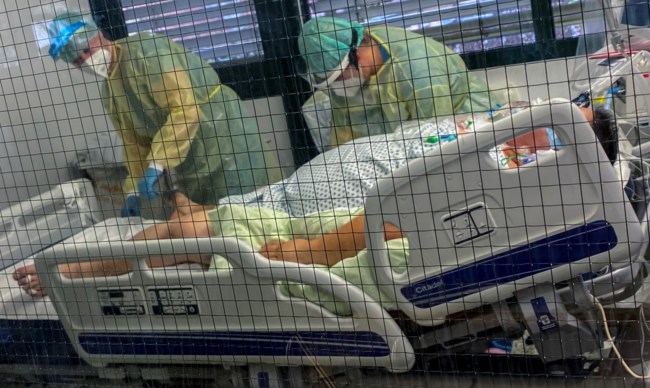 Στα όριά τους τα νοσοκομεία της Γερμανίας: "Ένα βήμα πριν τη διαλογή ασθενών" - Μαρτυρίες σοκ Ελλήνων γιατρών