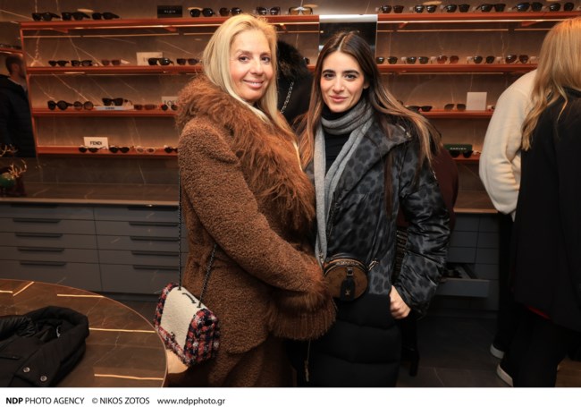 H Έλενα Μακρή Λυμπέρη με την κόρη της Φιλίππα σε εγκαίνια στην Κηφισιά