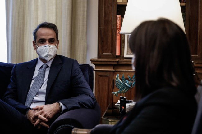 Μητσοτάκης σε Σακελλαροπούλου: "'Ασκούμε πιέσεις στις εταιρείες να παραδώσουν περισσότερα συμβόλαια"