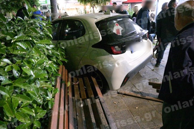 Τρόμος στη Λάρισα: Καθόταν σε παγκάκι πλατείας και έπεσε πάνω του... ένα αυτοκίνητο