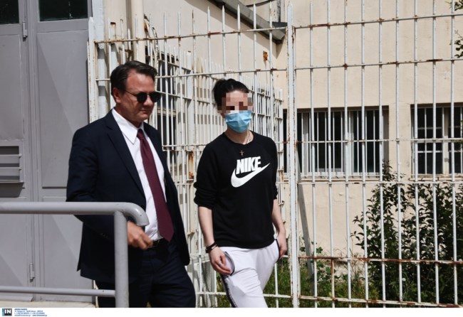 Κολωνός: Αποφυλακίστηκε η μητέρα της 12χρονης - Η μεγάλη κόρη της έπεσε στην αγκαλιά της μόλις την είδε [εικόνες]