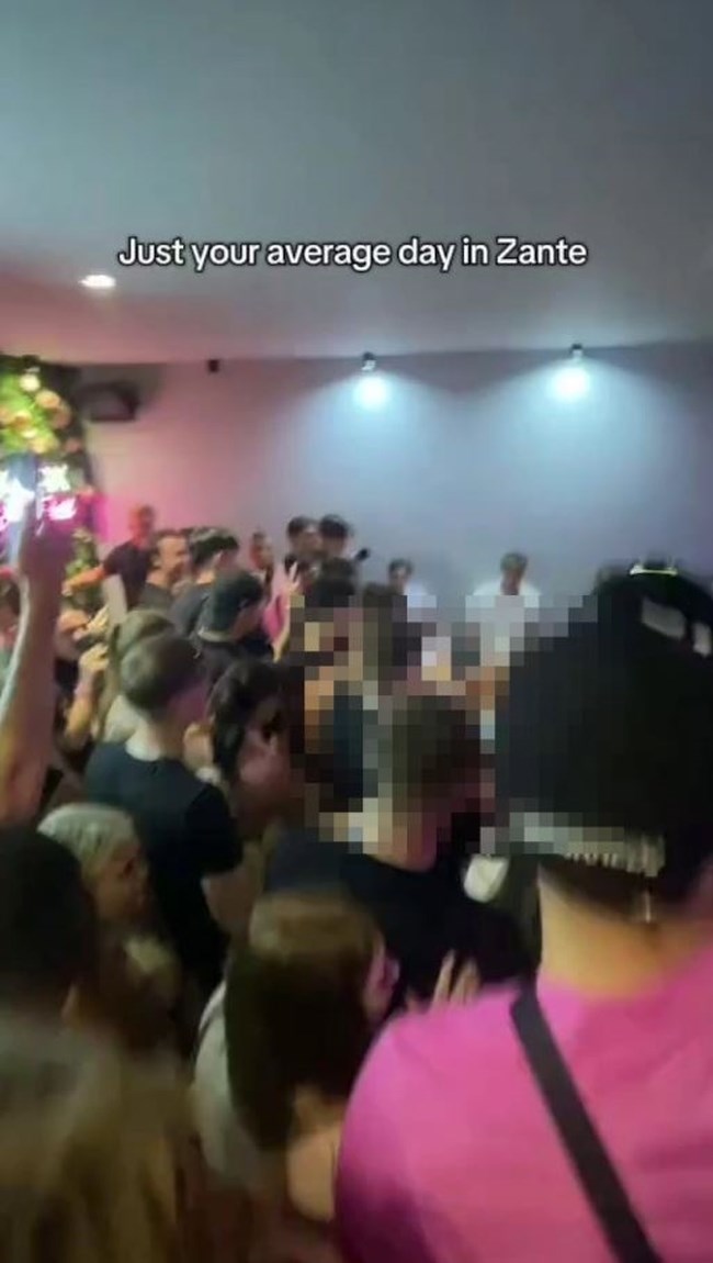 Ζάκυνθος: Σάλος με το βίντεο που δείχνει ερωτικό διαγωνισμό μεταξύ τουριστών σε κλαμπ του νησιού - Εξετάζεται η γνησιότητά του