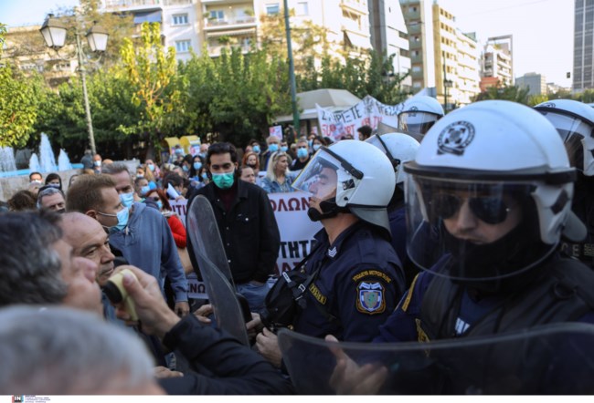 Ένταση στην πορεία της ΠΟΕΔΗΝ στο κέντρο της Αθήνας [εικόνες]
