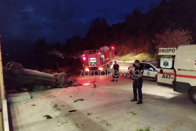 Χανιά: Αυτοκίνητο έπεσε πάνω σε τζαμαρία ξυλουργείου και πήρε φωτιά [εικόνες - βίντεο]
