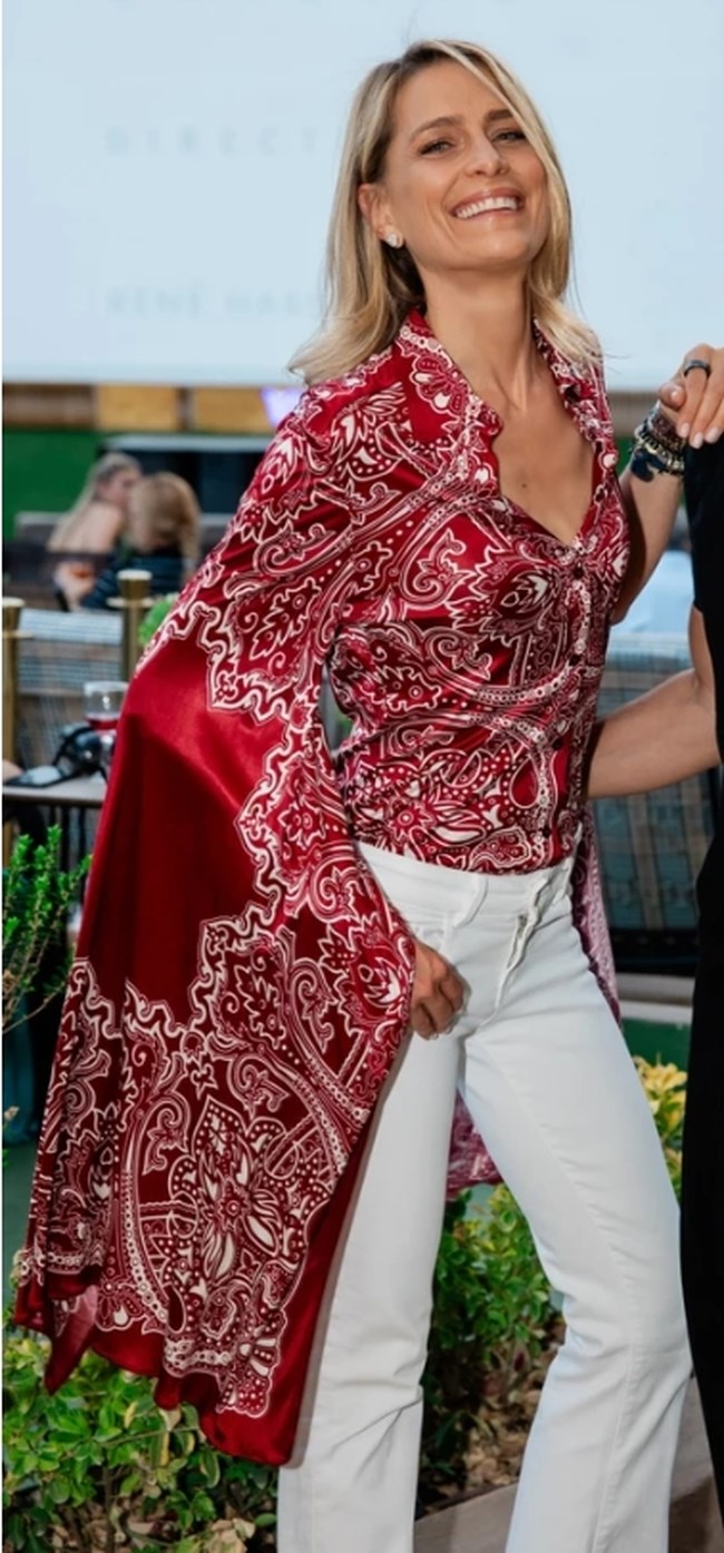 Τατιάνα Μπλάτνικ: Η βραδινή έξοδος με vintage Gucci scarf shirt με τεράστια μανίκια νυχτερίδα