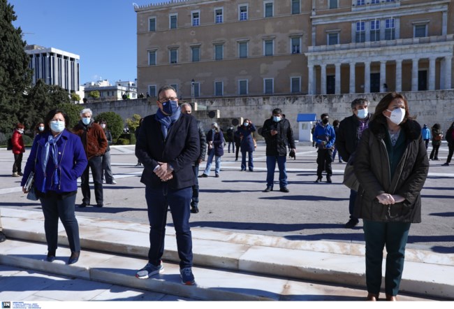 Σε παράταξη α λα ΚΚΕ η συγκέντρωση βουλευτών του ΣΥΡΙΖΑ έξω από τη Βουλή [εικόνες]