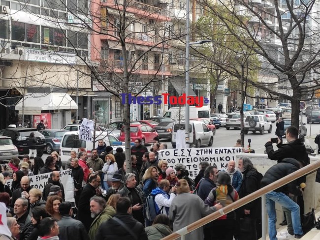 Δικάζεται ο καθηγητής Κούβελας: Συγκέντρωση αντιεμβολιαστών έξω από τα δικαστήρια Θεσσαλονίκης [βίντεο]
