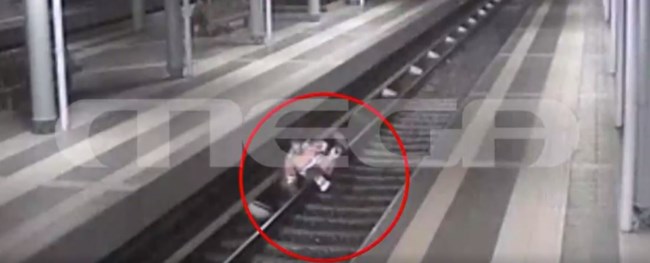 Ντοκουμέντο φρίκης  από το τραγικό δυστύχημα στον ΗΣΑΠ - Η προσπάθεια των εργατών να εγκαταλείψουν τη λοκομοτίβα [Βίντεο]