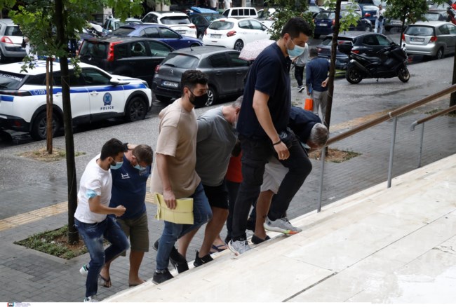 Κοκαΐνη στη Θεσσαλονίκη: Ποιος είναι ο 41χρονος "Εσκομπάρ" που αναζητείται - Πώς τους συνέλαβαν στη βίλα των 2.000 ευρώ το μήνα
