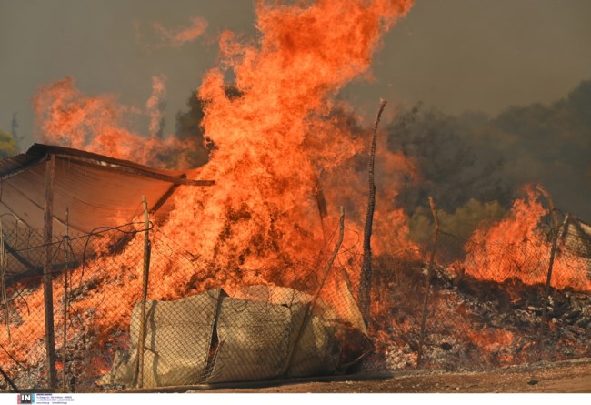 Σε Πεντέλη, Βριλήσσια και Διόνυσο τα σοβαρότερα μέτωπα - Συνεχείς αναζωπυρώσεις