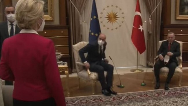 Ο Τσαβούσογλου δεν ζητάει συγγνώμη για το Sofa-Gate- Πώς εξήγησε το ότι έμεινε...όρθια η Φον ντερ Λάιεν